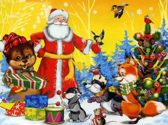 Дед Мороз раздает зверушкам подарки