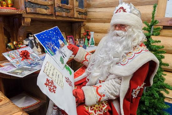Дед Мороз читает письма детишек