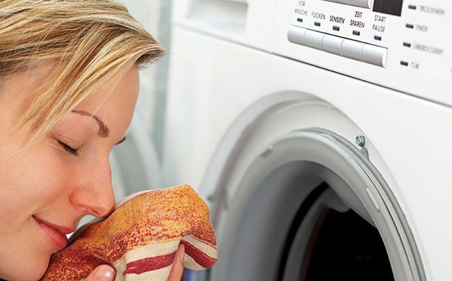 женщина и стиральная машина