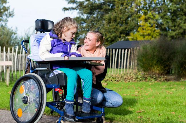 безопасная детская инвалидная коляска