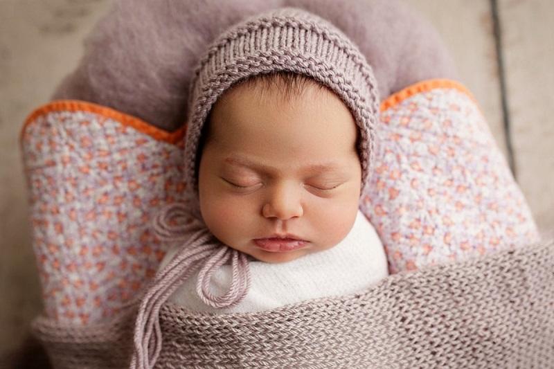 красивая вязаная шапочка для новорожденного