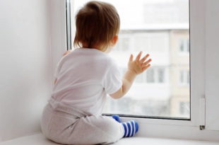 не оставляйте детей на окне одних