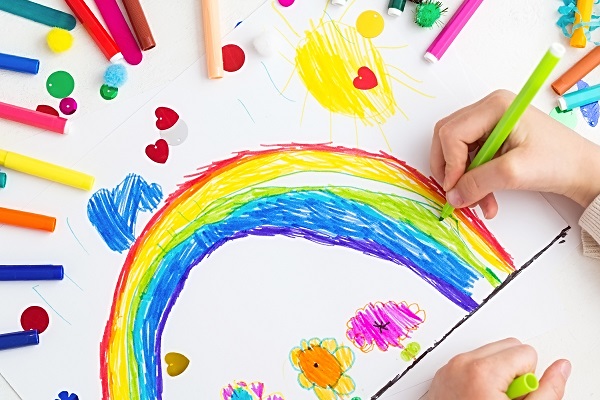 С какого возраста можно учить ребенка рисовать